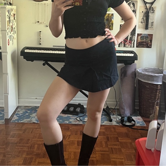 Black mini skirt with pleat - Picture 2 of 3